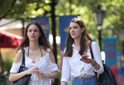 乌克兰路上美女成群，见到中国游客就面带笑容