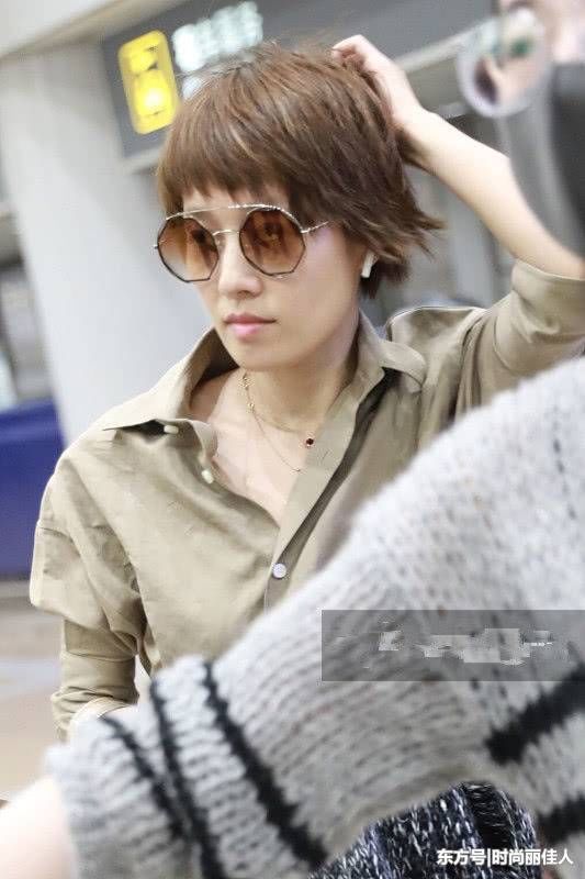 马伊琍终于开窍了!粉色T恤配破洞牛仔裤，这么少女哪像42岁啊