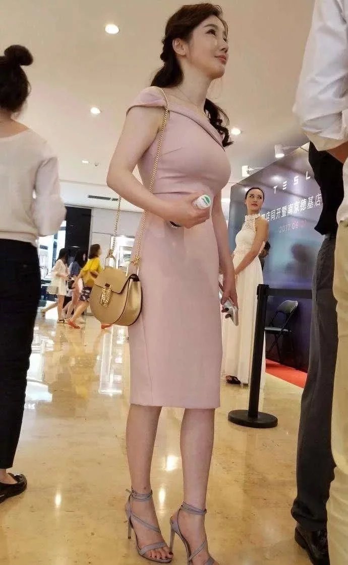 妩媚小女神紧身包臀裙，玲珑有致的身姿，优雅的恬静的气质让人心