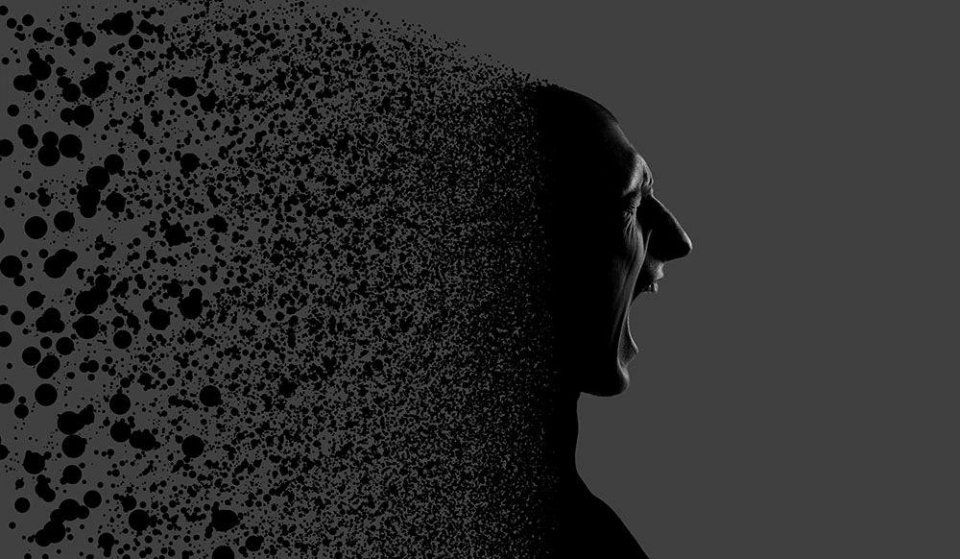 他揭开了迷信的心理机制，却无法破除自己被传虐童的谣言迷信