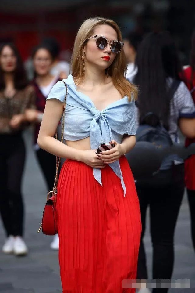 街拍：穿衣打扮很显身材的小姐姐，美丽光鲜时尚性感个性迷人！