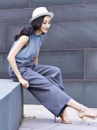 厉害了，王鸥穿着粉色外套现身机场，干练清爽造型尽显少女感