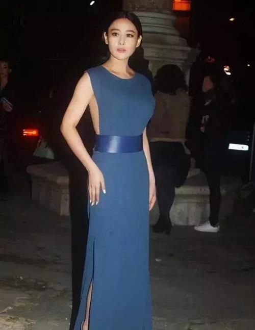 “宅男女神”张馨予一件连衣裙展现女人味,网友:灵动俏皮满满少