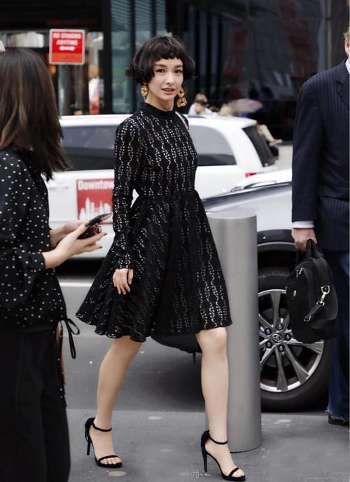 吴昕再剪赫本发型，五千块包包背出五万块高级感，难怪老外盯着看