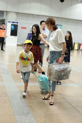 叶一茜现身机场，牛仔破洞裤烂得没一块好地方，网友：辣妈真敢穿