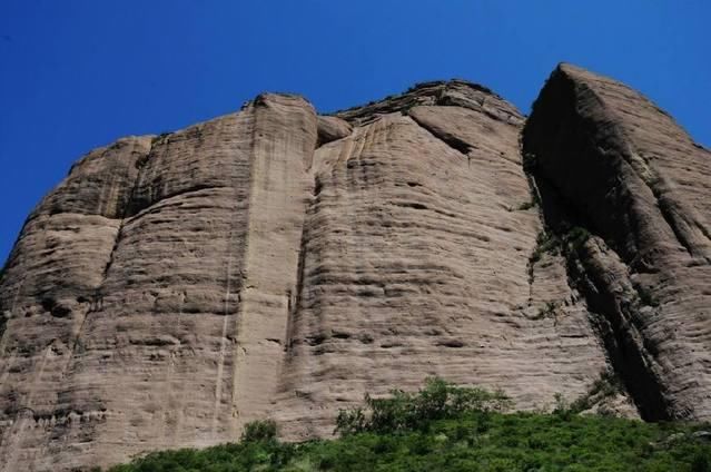 世界上最大的三块岩石！最大的简直就是一座山了