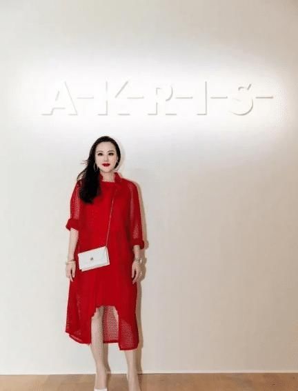  #名媛#章小蕙“名媛”气质不是吹的，深V针织衫配薄纱半身裙，哪像56岁
