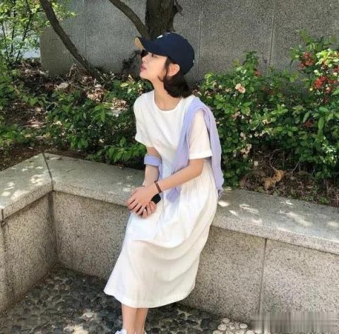 适合@韩国最近流行将衣服系在肩上,时髦又减龄!哪个年龄段女人都适合