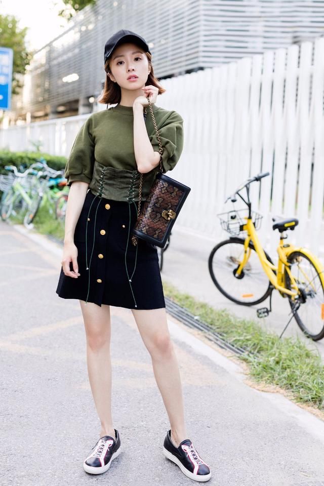 胡冰卿长的没辨识度就算了，穿衣服还踩雷！网友：怪不得火不起来