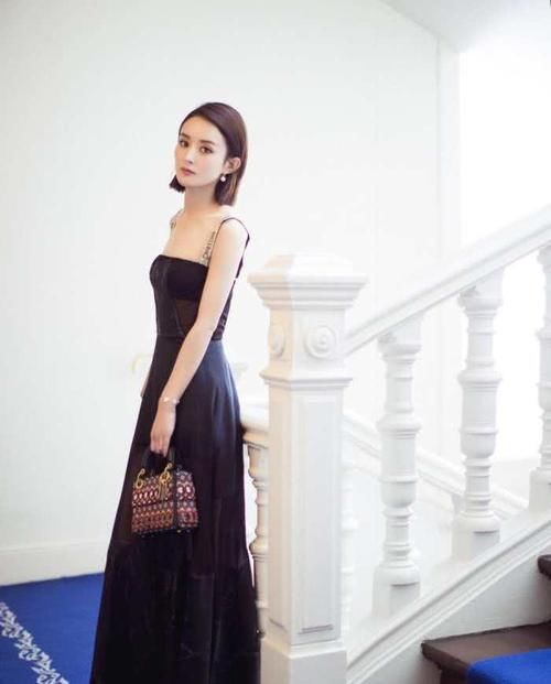 赵丽颖短发黑裙迷人又复古,baby大秀性感好身材!