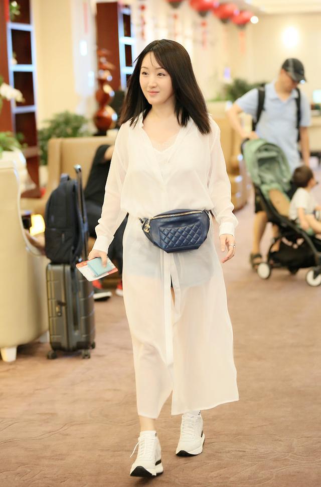 47岁杨钰莹好嫩，穿一件白色长裙美回少女，网友：只有27岁吧