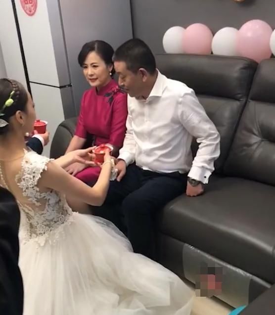 【婆婆】为何婚礼现场,跟新娘“争奇斗艳”的多是婆婆?几种原因很有讲究