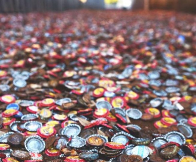 坚持40年往小巷扔瓶盖，50米小巷已成著名景点，引无数人拍照