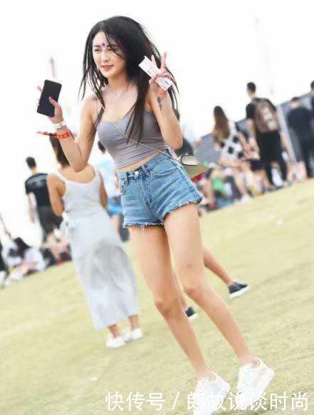 街拍:黑色连衣的裙搭配高跟鞋,塑造完美腿部曲线,尽显女神魅力!