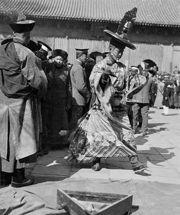 美国人在鞋盒里发现了6000张中国老照片，轰动全世界