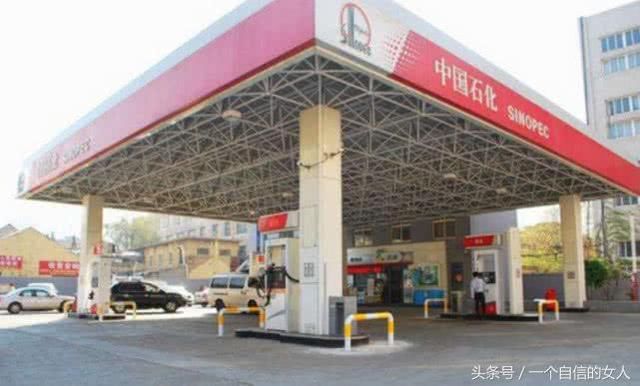 国内油价迎来最大下跌,与平时相比下跌10倍,车主们都不敢相信