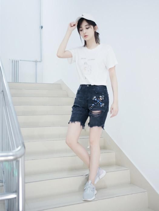 古力娜扎不走寻常路，偏要自己剪短裤穿，只是这长度她穿都显腿短