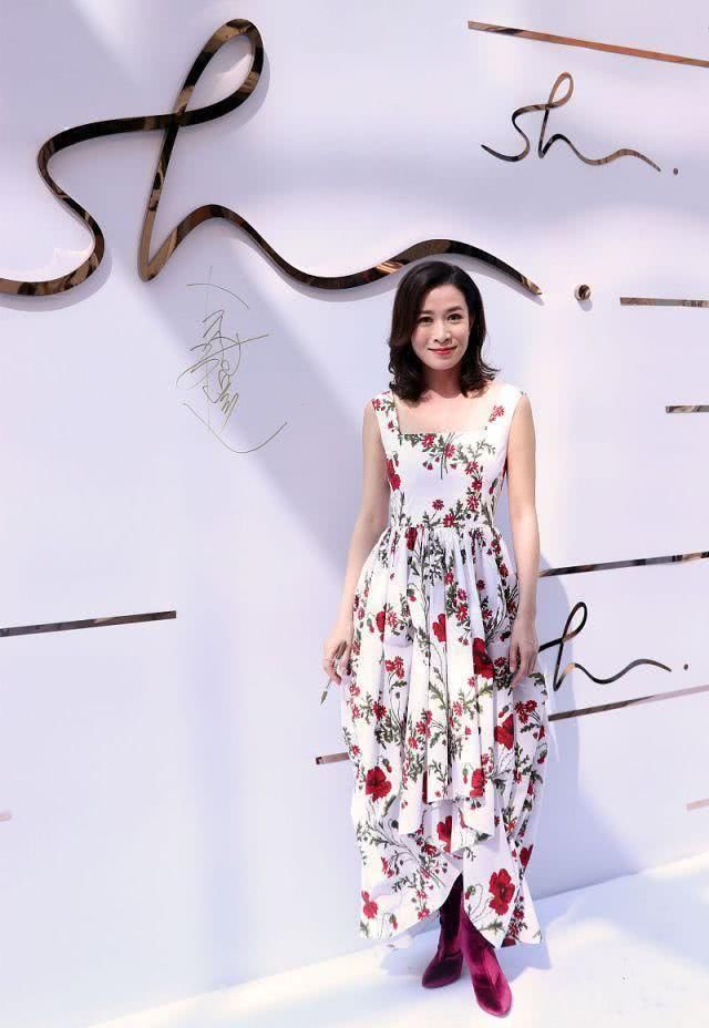 「玛丽珍鞋」碎花裙配小白鞋太单调，这些鞋子才是今春首选，时髦又女人！
