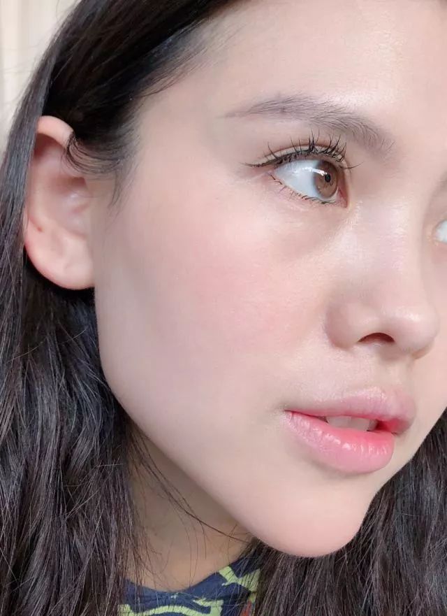 baby妆前皮肤暗嘴歪，妆后美如瓷娃娃?网友:整容般的妆法~