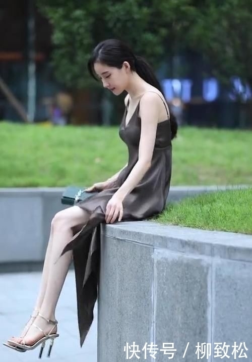  【刮风】美女，穿裙子还做这么高，就不怕刮风吗？