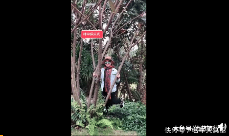 老外模仿中国大妈拍照, 画面过于真实! 网友: 撩水的不是我妈吗