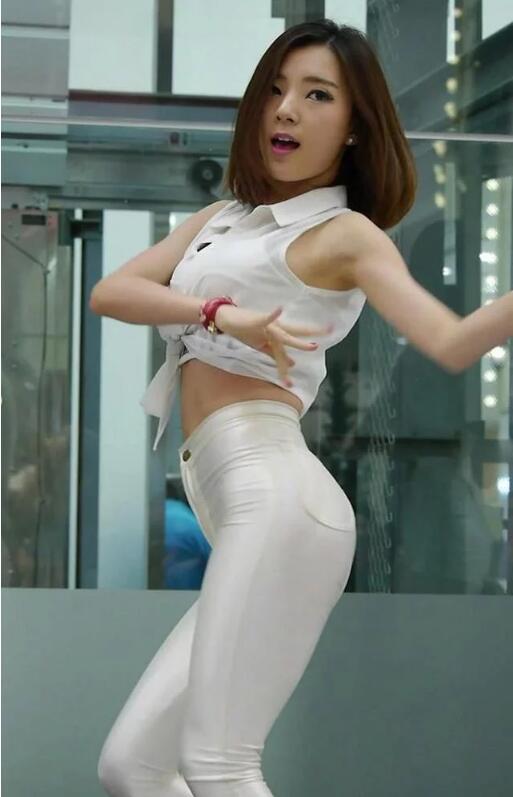 白色紧身裤穿出撩人的美，随性而不失格调！