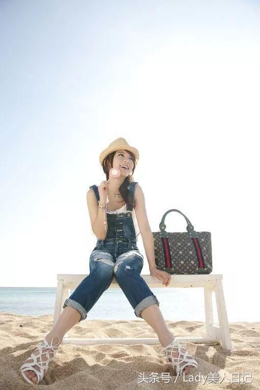 田馥甄年纪越大越会穿，一身长裙最显气质，那收腰带是重点