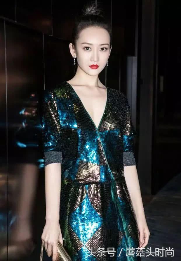 王鸥穿蓝色鳞片蕾丝裙，感觉像白皙美人鱼，极致女人味!