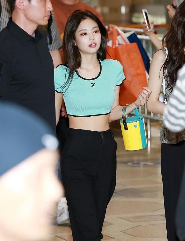 金智妮迷倒一大波宅男！细腰长腿满满诱惑力，穿双拖鞋也一样女神