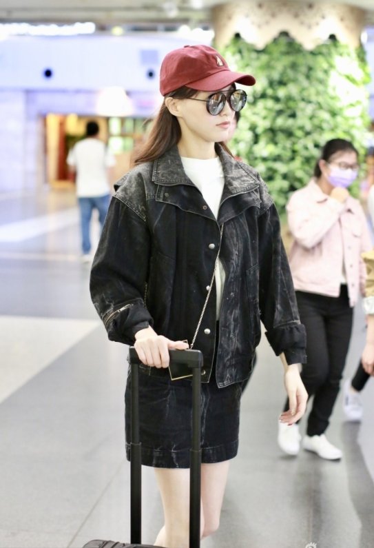 唐嫣身穿牛仔短裙露出细长麻杆腿，网友:不热吗?