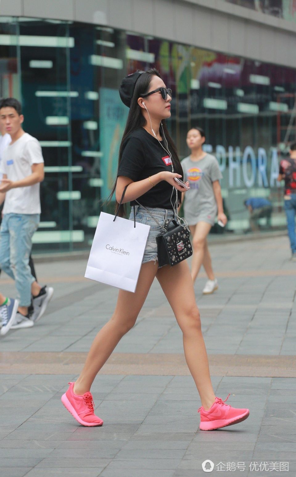 街拍美女，北城天街身材好又清凉的美眉们