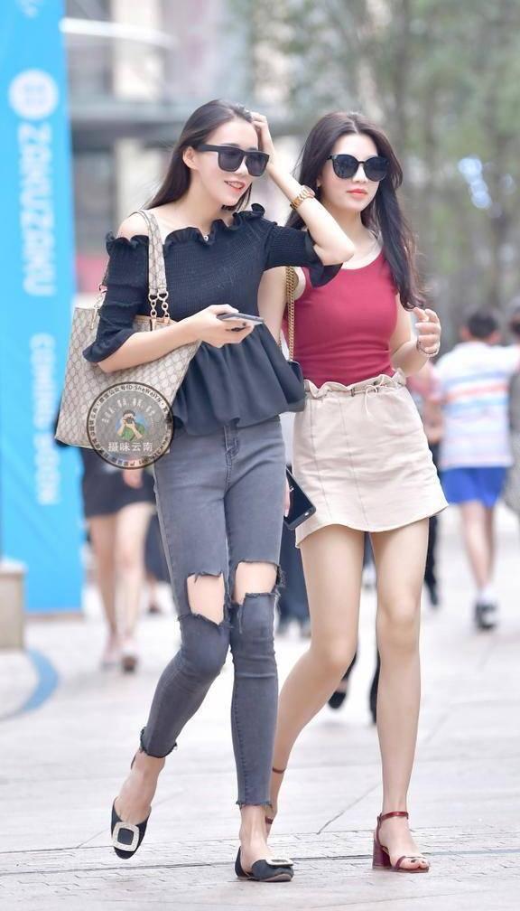 街拍 一字领粉色背心,让你美的端庄迷人,展现女人最佳的魅力