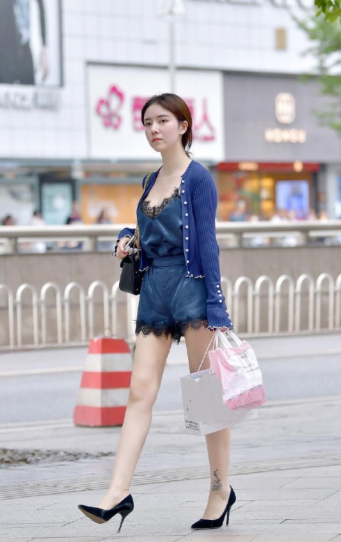 街拍:七款美女姐姐总有一款适合你，一起过周末好吗?