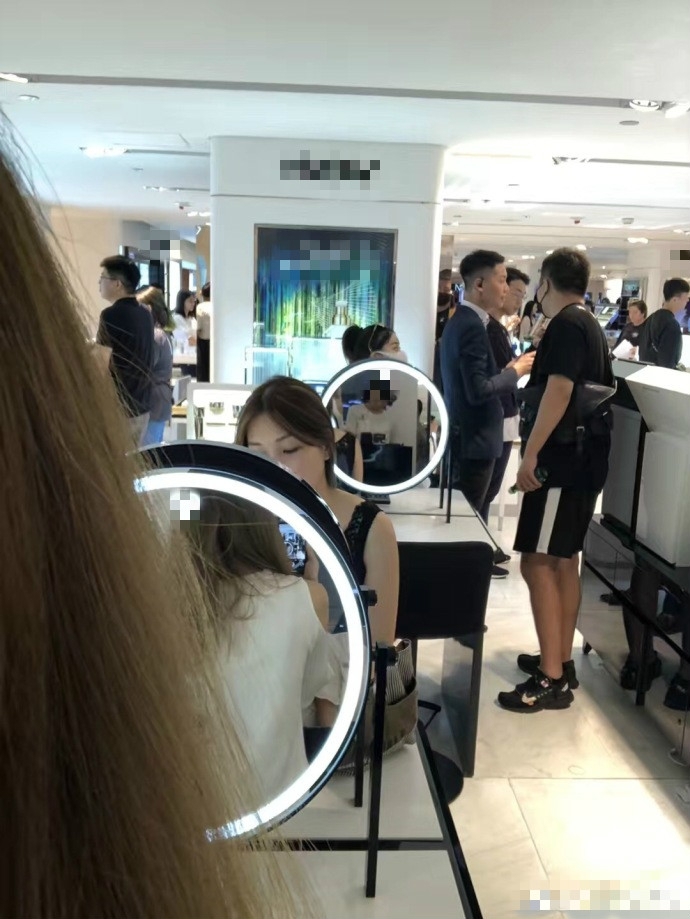 网友偶遇赵丽颖商场购物 美妆柜台前仔细试妆