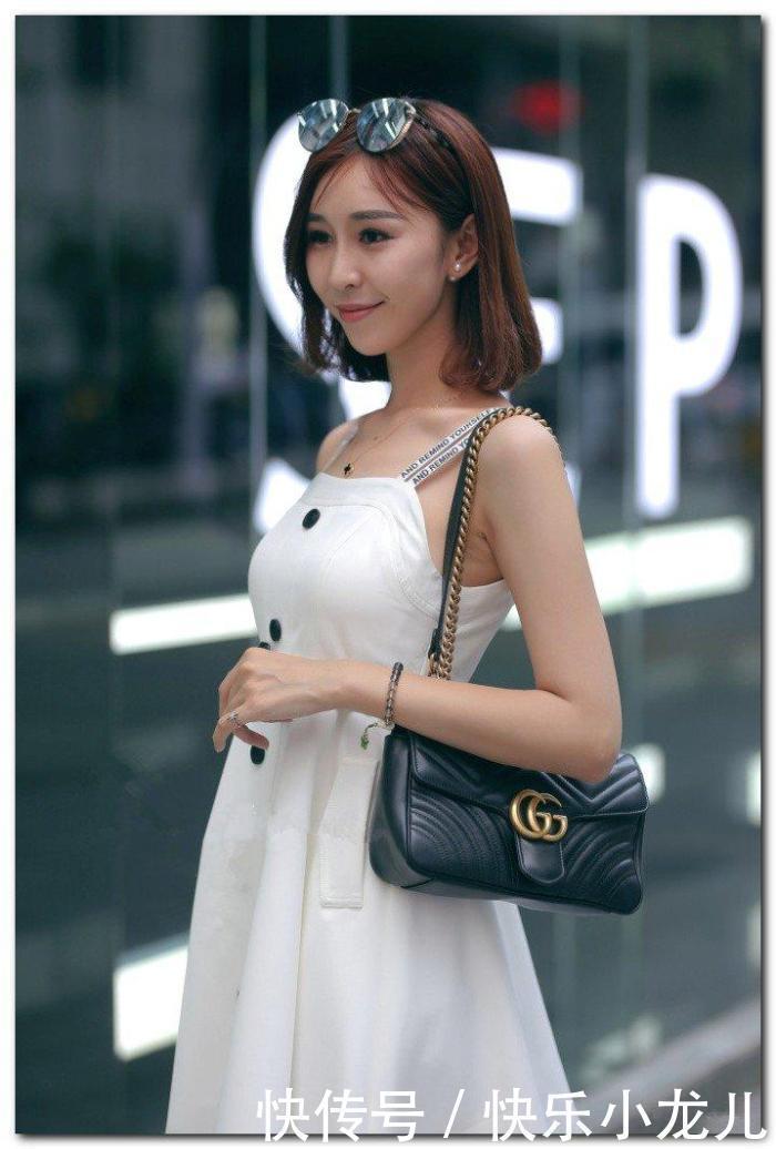  「满分」美女街拍: 柔情似水的小姐姐一身蓝色连衣裙， 气质满分