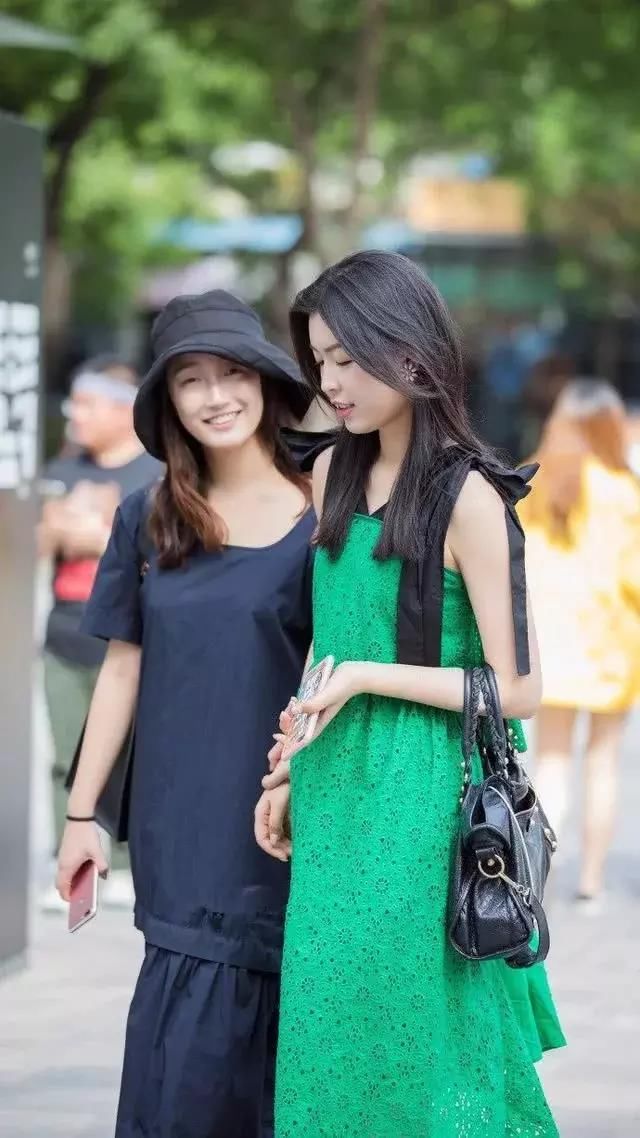 街拍：穿着成熟性感的小姐姐，身材高挑美腿修长笔直