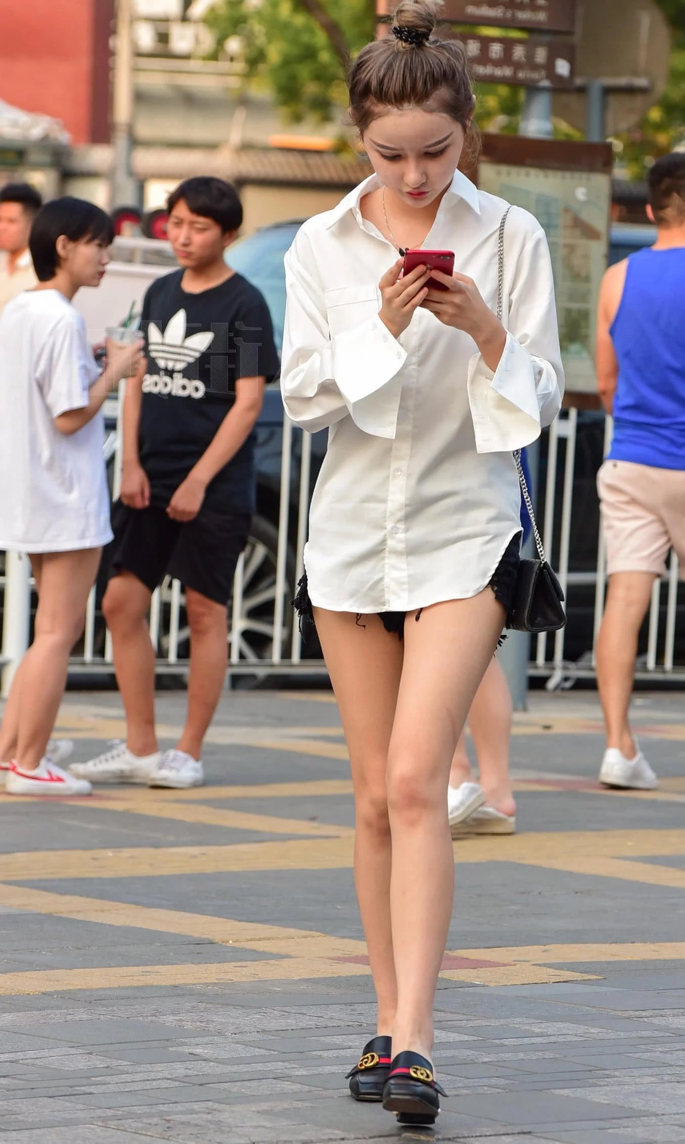 气质小姐姐丸子头俏皮甜美，这大长腿让正在抽烟的大妈都高看一眼