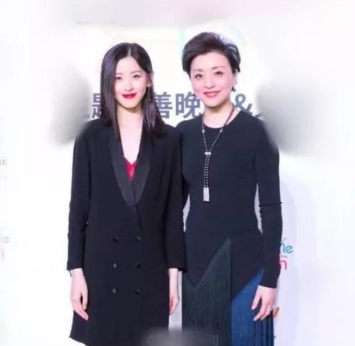 章泽天受刺激了?浓妆艳抹清纯不在，刘总有何感想?