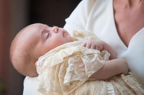 高颜值五口之家！路易王子受洗，被夏洛特公主的一袭印花裙带货了