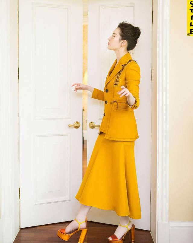 「线条感」刘亦菲越来越美了，穿“褶皱”礼服裙却不见肉，细腰身材美得高调