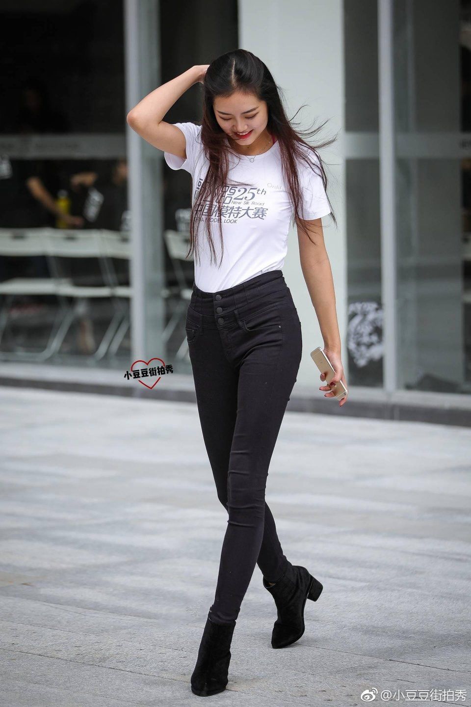 一点点街拍：模特大赛上的美女姐姐，笑容满面很漂亮，身段那么好