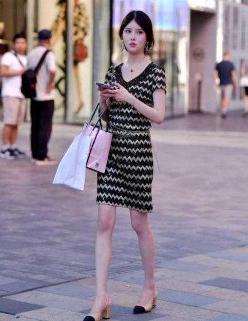  「带给」街拍：身材高挑的小姐姐，美丽的穿搭，带给人一种扑面而来的美感