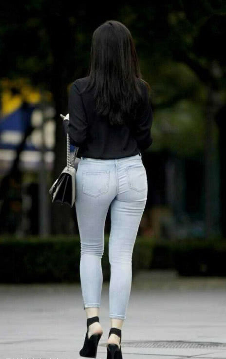 丰满的小姐姐修身的牛仔裤穿出紧身裤的感觉，网友：臀型说明一切