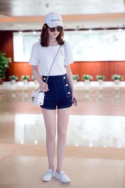 赵丽颖黑配白现身，发际线强势入镜，网友:脸比平时还大一倍!