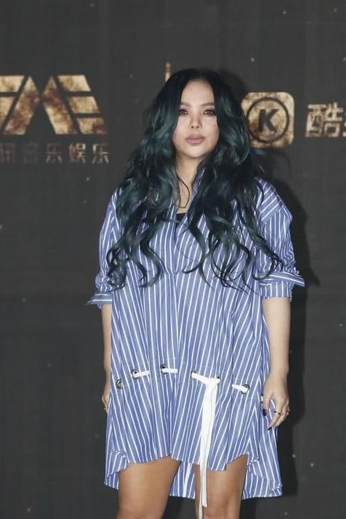 「时髦」张惠妹虽然胖但很自信,穿长款条纹衬衫,配孔雀蓝长卷发时髦洋气