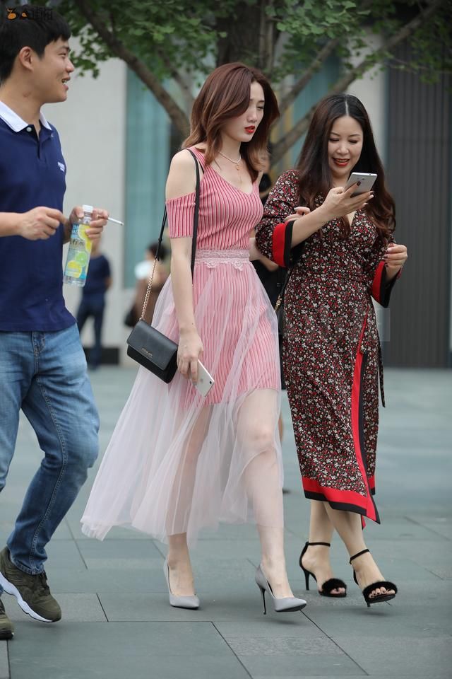 路人街拍，美女穿衣一个比一个潮流，让人眼花缭乱，怦然心动