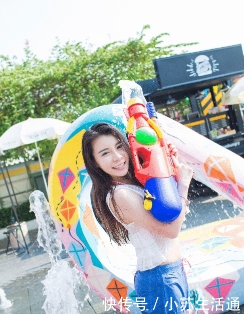 蓝色:长发美女穿蓝色短裙,搭配清爽十足,时尚出彩又美观
