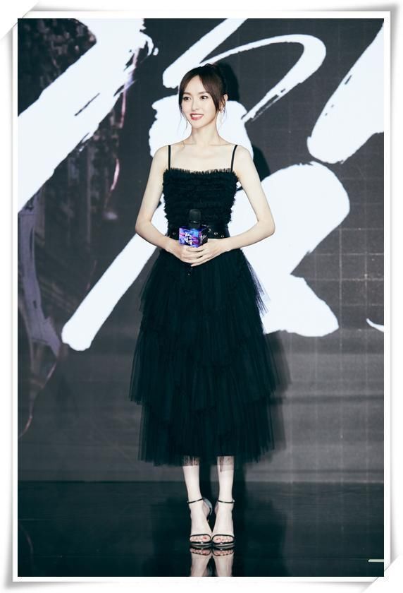 当88斤唐嫣穿上紧身牛仔裤，网友直呼：辣眼睛！还是换回裙子吧！