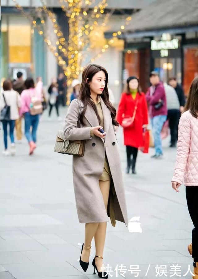  #女人味#一双银色的露脚趾高跟鞋，靓丽又时尚走在街头，更加的有女人味