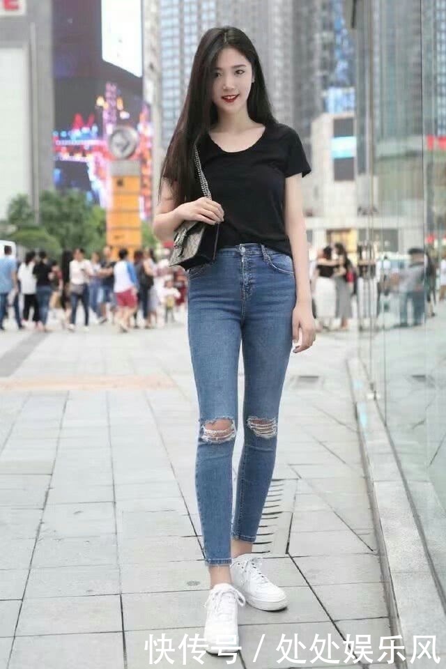 街拍：紧身裤让小姐姐们显得时尚又有优雅动人，浑身上下满满的女